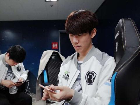 flusha 在与一捆干草相撞后奇迹般地逃过了严重伤害